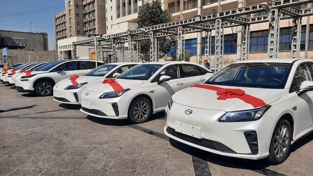امضای توافقنامه جایگزینی ۲۰۰۰ خودروی برقی مدیران خودرو با تاکسی های فرسوده شهر تهران
