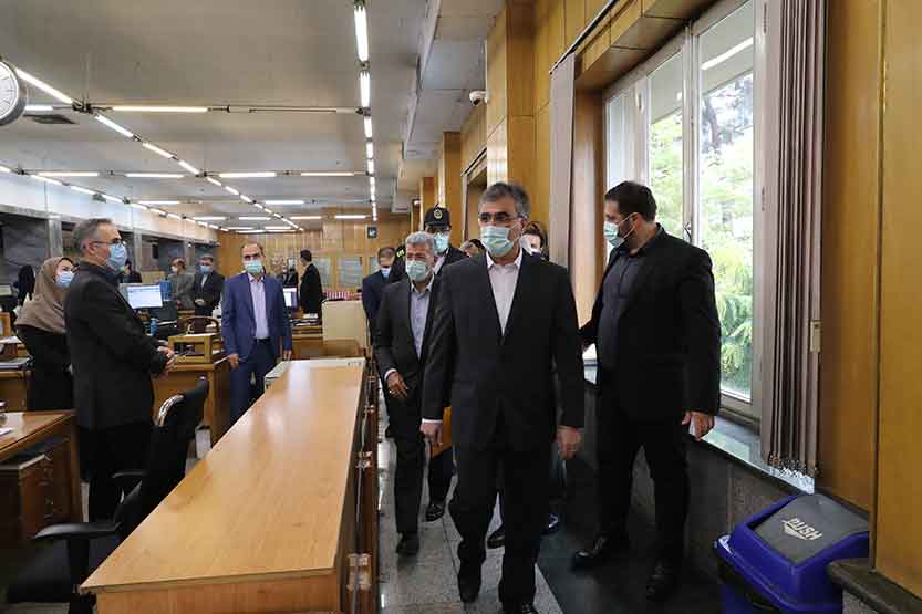 بازدید مدیر عامل بانک ملی ایران از شعبه مرکزی